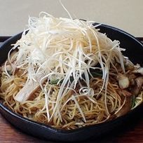 「鉄板焼きネギ辛子ラーメン850円＋大盛100円」@ランチボックス 別館8階の写真