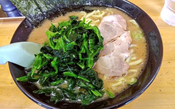 「らーめん並・醤油＋ほうれん草」@らーめん家 せんだい 曙町店の写真