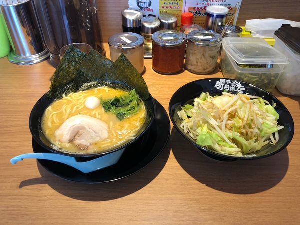 「ラーメン  680円 もやキャベ 100円」@町田商店 武蔵村山店の写真