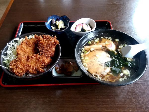 「Ｃセット(ソースカツ丼＋ラーメン＋茄子＋酢物＋漬物)900円」@森田屋食堂の写真
