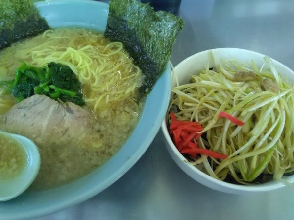 「ラーメン麺硬め油多め350円金曜のみ　ネギ丼200円」@ラーメンショップ 野田店の写真