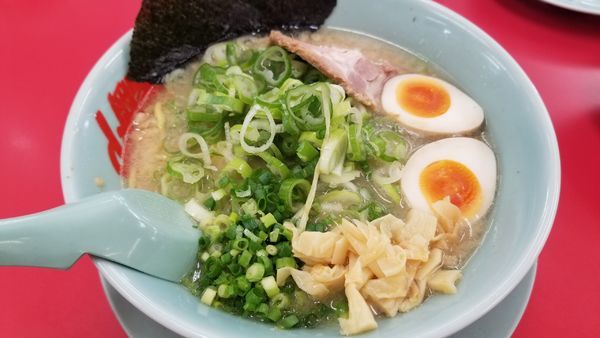 「プレミアム塩豚骨ラーメン　薬味ネギトッピング」@山岡家 松本店の写真