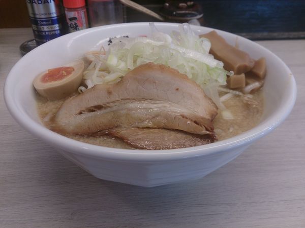 「背脂醤油らーめん+特製味玉」@背脂らーめん 宮本 南柏店の写真