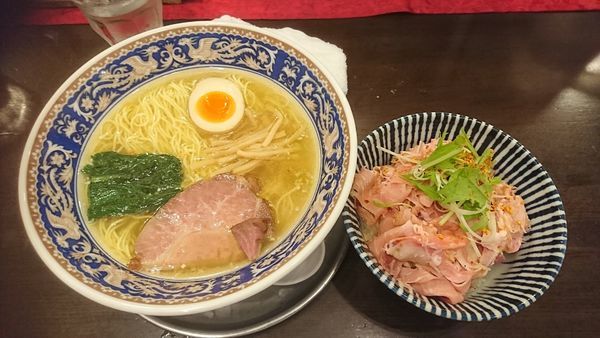 「焼き豚のたたき飯（350円）と塩ラーメン」@中村屋の写真