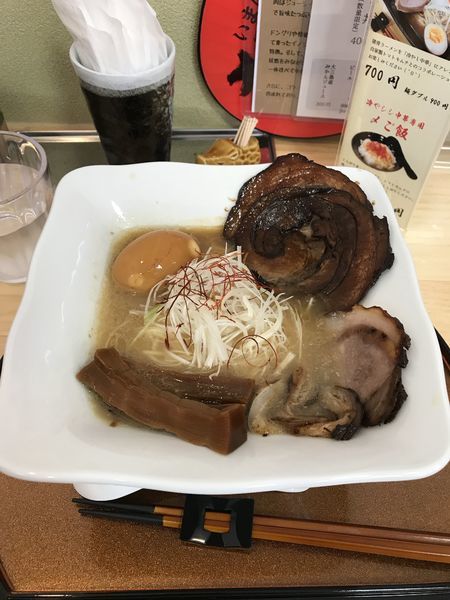 「猪骨塩らーめん+トッピング全部のせ」@猪骨ラーメンの写真