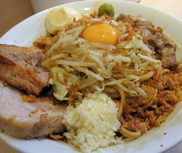 「ラーメン汁なし 700円（カラメ・ラー油以外全部）」@麺屋 味方の写真