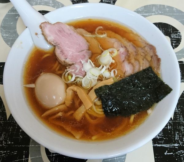 「チャーシューメン(昔ながら・平麺)＋味玉」@寺カフェ 中華そば水加美の写真