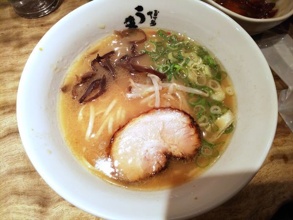 「源流博多ラーメン（小）　490円」@博多うま馬 東京駅店の写真