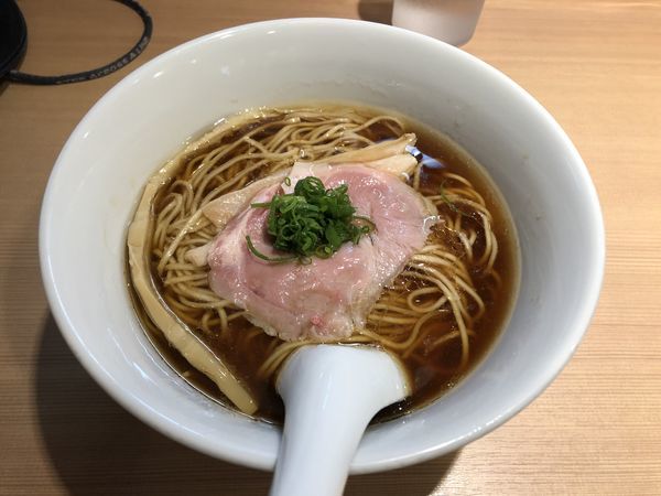 「醤油らぁ麺」@らぁ麺 はやし田 新宿本店の写真