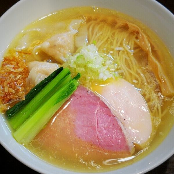 「塩らぁ麺 ７５０円＋ワンタン２個 １００円」@らぁ麺 すぎ本の写真