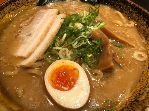 「豚骨醤油らーめん（太麺）」@越後秘蔵麺 無尽蔵 しながわ家の写真