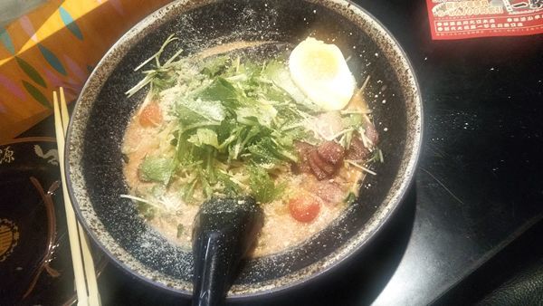 「ぴり辛冷やしトマト麺850円+餃子五個300円」@北海道らーめん 味源 立川北口店の写真