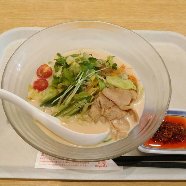 「冷やしちゃんぽん白（税別 690円）」@リンガーハット アリオ橋本店の写真