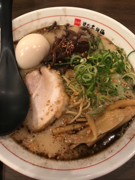 「味玉入り熊本黒拉麺」@元祖熊本黒拉麺 清正 綱島店の写真