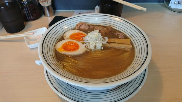 「超煮干らぁめん＋煮たまご」@煮干しらぁめん 猫トラ亭の写真
