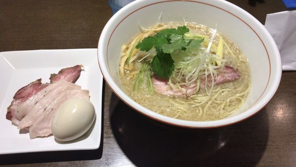 「背脂地鶏中華そばプラス特製盛り」@麺や 虎徹の写真