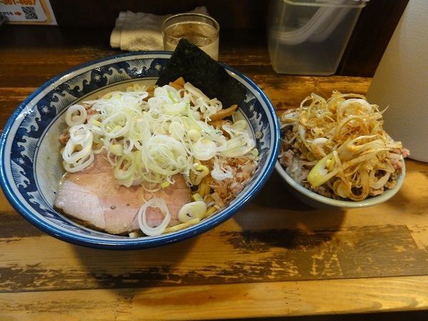 「油そば780円　刻みネギチャーシュー丼ミニ250円」@兎に角 松戸店の写真