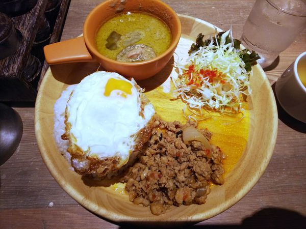 「ガパオ＆グリーンカレーセット　1112円」@サイアムオーキッド Supreme 東京駅キッチンストリート店の写真