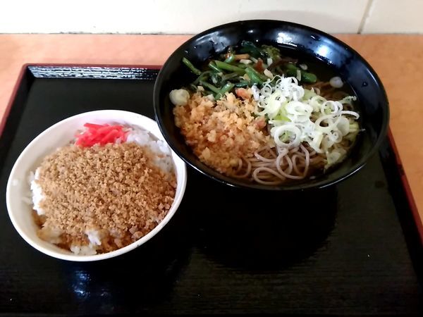 「一石二鳥Ａセット(冷したぬき山菜そば＋そぼろご飯)500円」@そば・うどん 八起家 西口店の写真