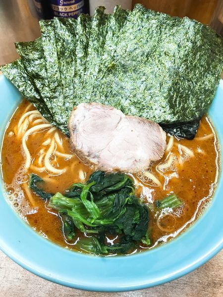 「旨辛ラーメン(中)＋海苔増し ¥950」@横浜ラーメン 武蔵家 志木店の写真