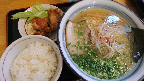 「牛骨ラーメン 唐揚げセット」@むさしラーメンの写真