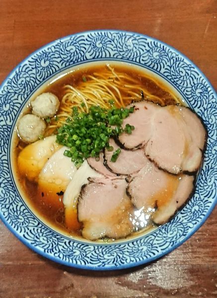 「特製芳醇醤油鶏そば」@麺や 而今 大東本店の写真