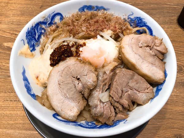 「まぜそば(温玉アリ)大+2豚マシ／¥880+200」@ジャンクガレッジ 狭山店の写真