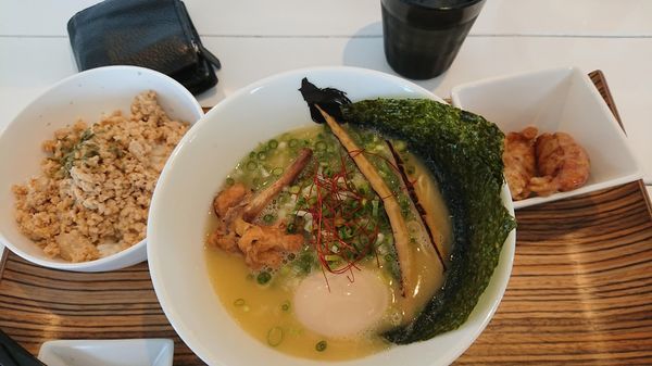 「濃厚鶏白湯ラーメン 鶏白 900円＋鶏づくし350円」@麺心 風見鶏の写真