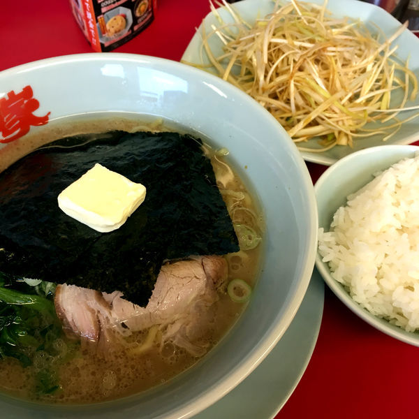 「醤油ラーメン0円和えネギ160円バター60円半ライス120円」@ラーメン山岡家 足利店の写真