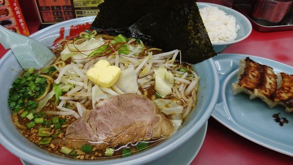「限定/ガリバタ醤油らーめん+大盛り+海苔+ライス+餃子」@ラーメン山岡家 瑞穂店の写真