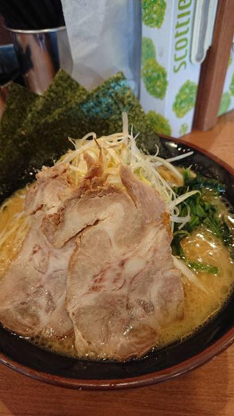 「ネギラーメン 880円」@横浜家系ラーメン まくり家 川崎店の写真