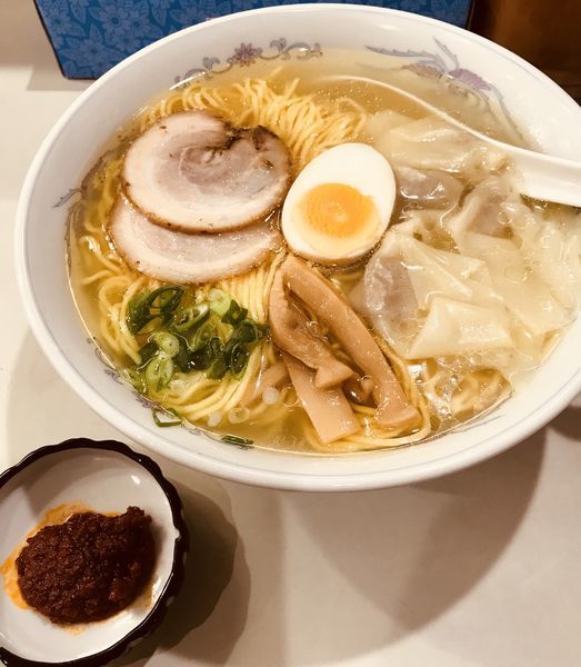 「塩ワンタン麺 大盛り ¥800 & ラージャー玉 ¥100」@再来軒の写真