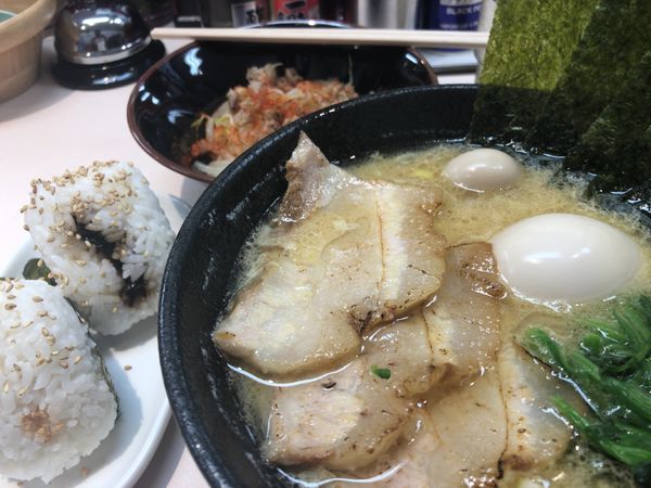 「ラーメンとおにぎりセット 790円」@横浜家系ラーメン 一蓮家 元町店の写真