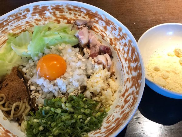 「黒どろまぜそば＋チーズトッピング 900円」@麺や 虎徹の写真