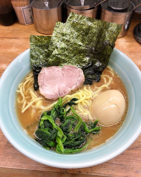 「半熟味玉ラーメン(麺硬め)」@横浜ラーメン 武蔵家 志木店の写真