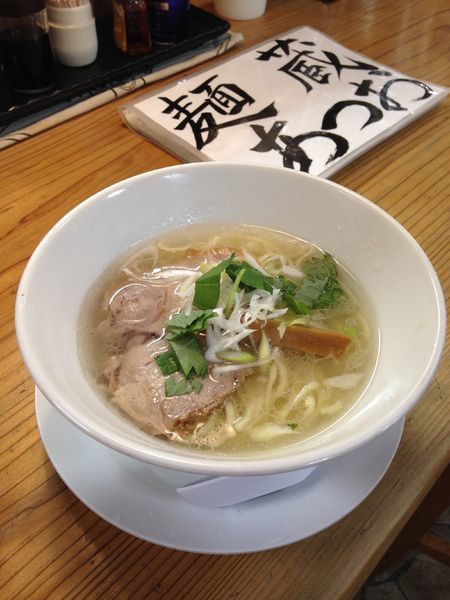 「豚塩600円 追い玉黒200円」@麺蔵 あつおの写真