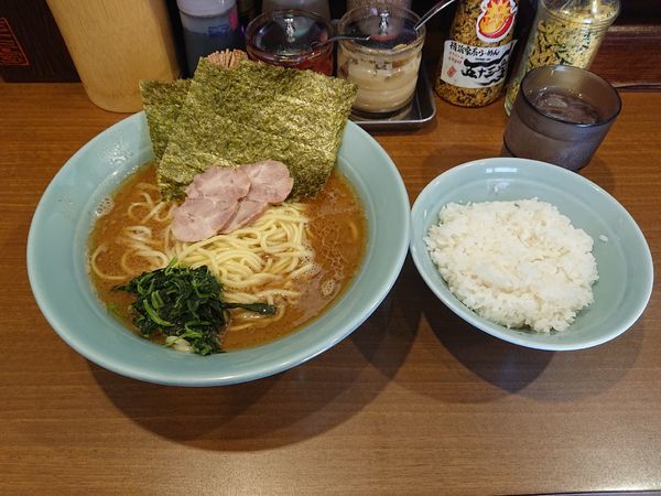 「ラーメン中+ライス」@横浜家系ラーメン 五十三家の写真
