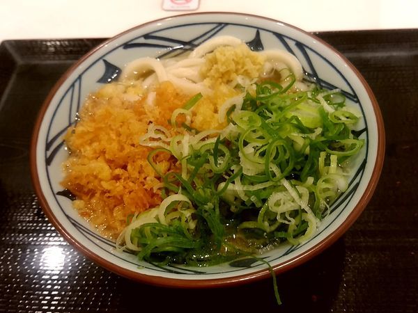 「かけうどん(並盛・ネギ多め・揚げ玉多め)290円」@丸亀製麺 イーサイト高崎店の写真