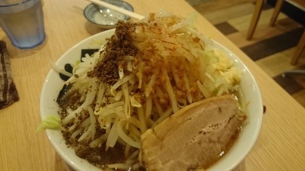 「ブタメン(並)ヤサイマシ ニンニク 辛ニボ」@ラーメンブタヒロの写真