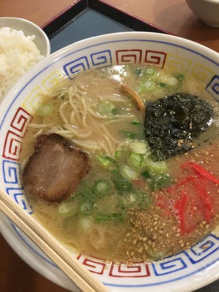 「豚骨ラーメン390円＋税」@まるあい食堂の写真