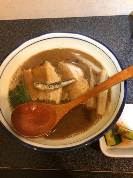 「かけ(並)850円」@烈志笑魚油 麺香房 三くの写真