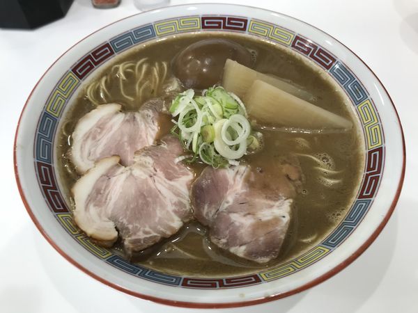 「煮干鰮豚骨らーめん ＋ クーポン煮卵」@煮干鰮豚骨らーめん 嘉饌の写真