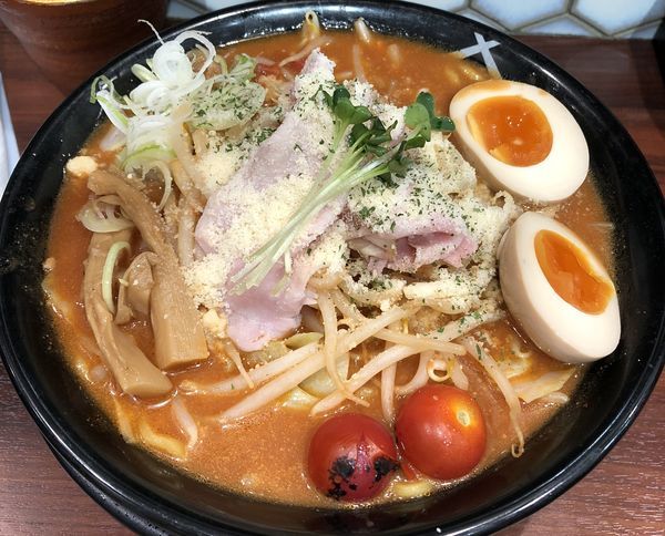 「とまと味噌ラーメン＋味玉（税別￥890＋￥100）」@蔵味噌ラーメン 晴っぴの写真