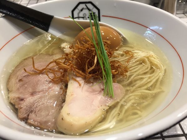 「うま味塩そば＋バルサミコ味玉」@81番の写真