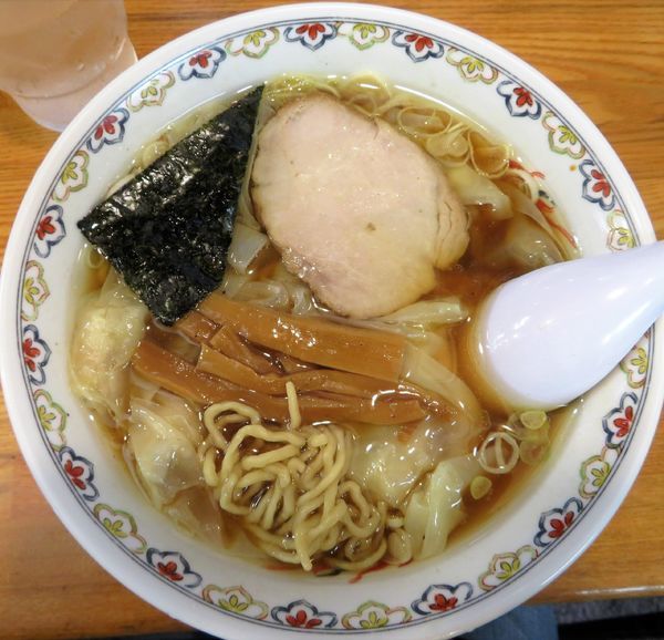 「ワンタン麺（1,250円）」@春木屋 荻窪本店の写真