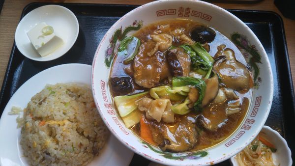 「椎茸あんかけラーメン（半炒飯付き）880円＋税」@わんわん庵の写真