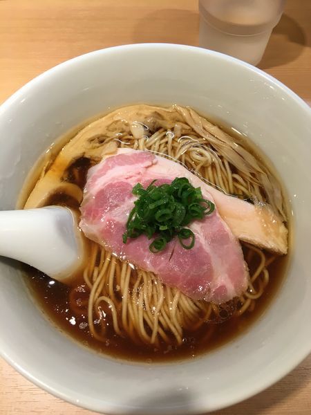 「醤油らぁ麺」@らぁ麺 はやし田 新宿本店の写真