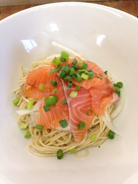 「汁なしサーモンそば430円」@中華そば よしかわの写真