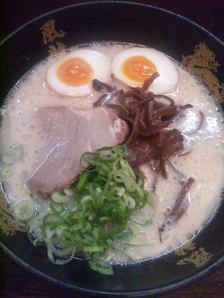 「半熟玉子とんこつラーメン680円」@とんこつラーメン博多風龍 上野店の写真