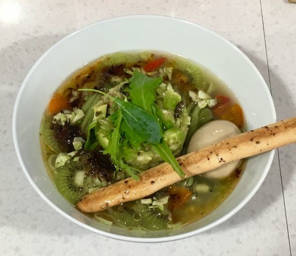 「不思議なキウイフルーツの冷やしラーメン1500円+味玉」@ラーメン星印の写真
